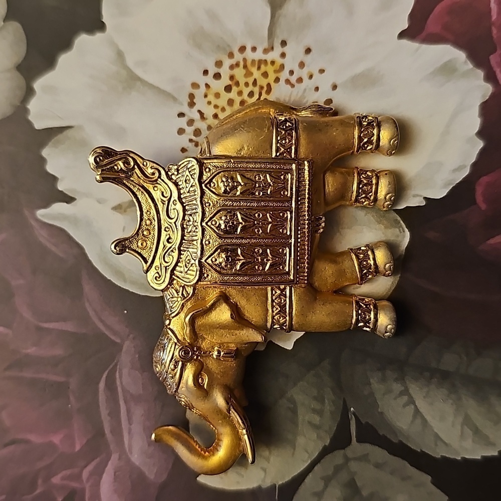 Vintage Signed JJ Goldtone Pewter Royal Elephant Brooch